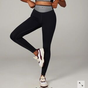 Savage X Fenty  XCCENTUATE HIGH-WAIST LEGGING Sz S